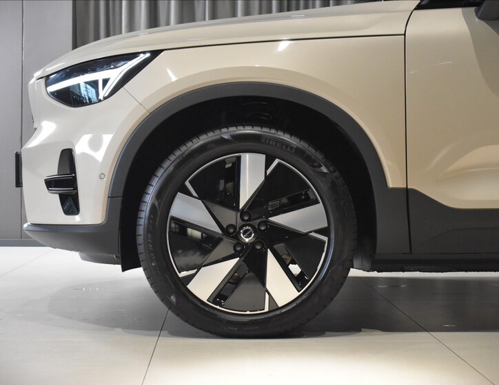 Volvo EX40 8