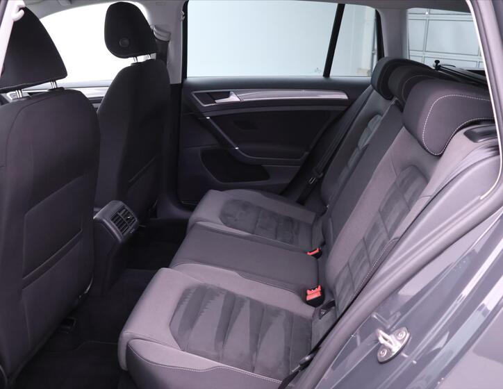 Volkswagen Golf 16