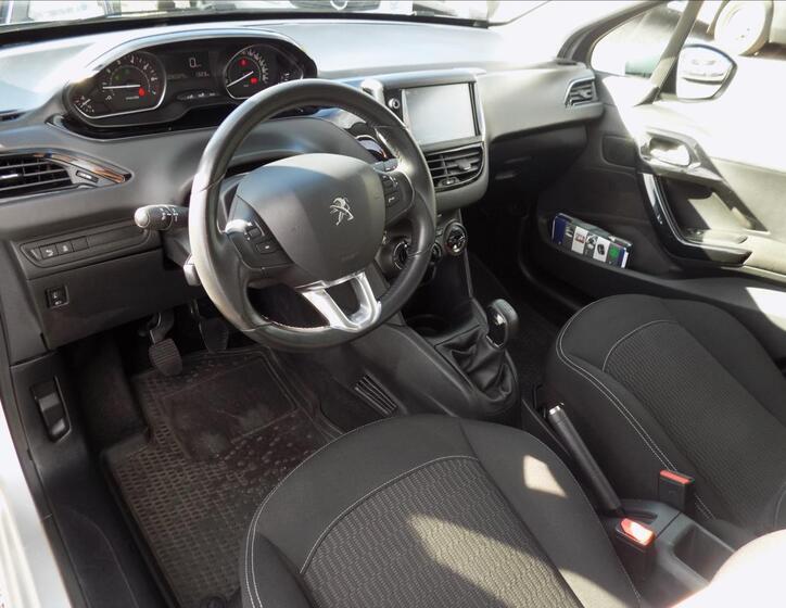 Peugeot 208 11