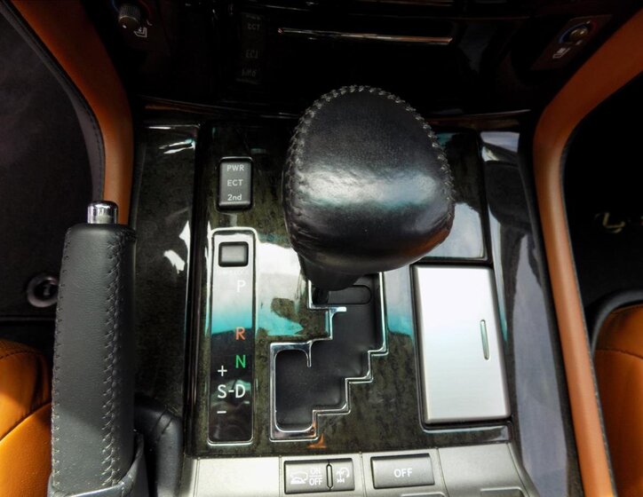 Lexus LX 570 36