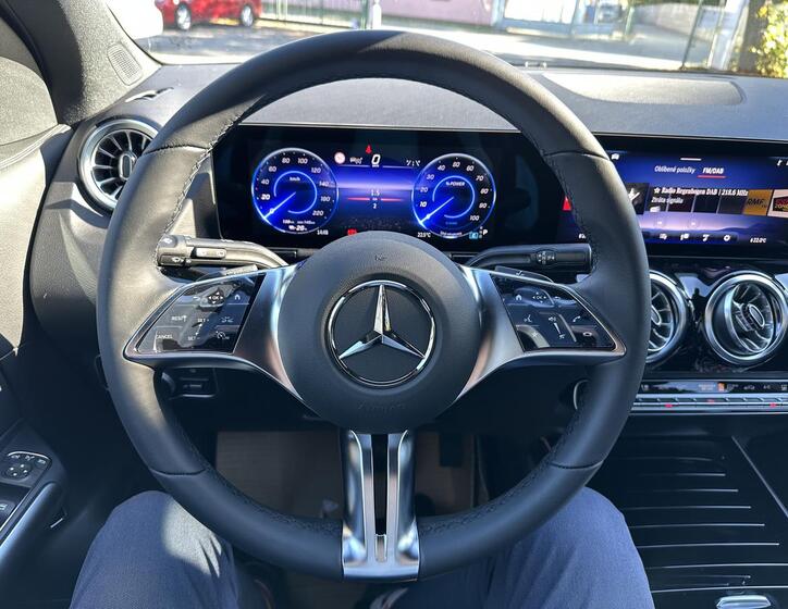 Mercedes-Benz EQA 11
