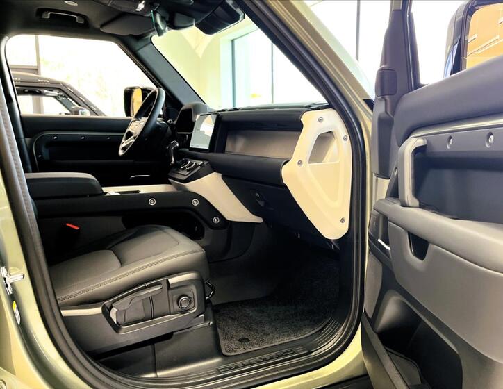Land Rover Defender 36