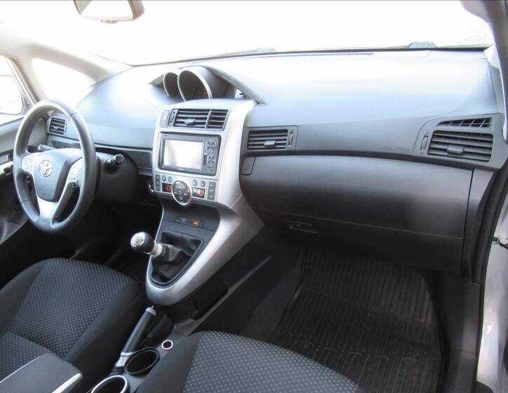 Toyota Verso 18