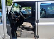 Land Rover Defender 9