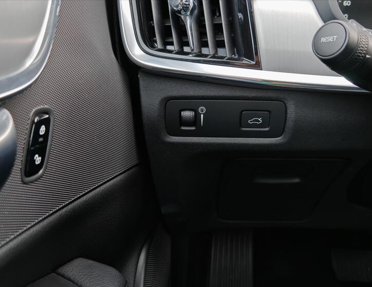 Volvo V90 25