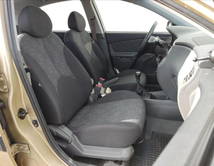 KIA Rio 13