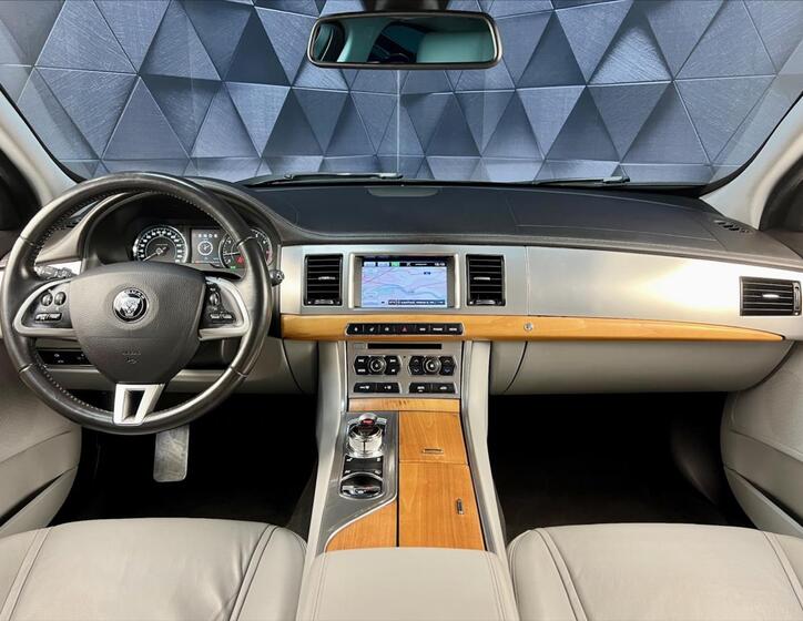 Jaguar XF 10