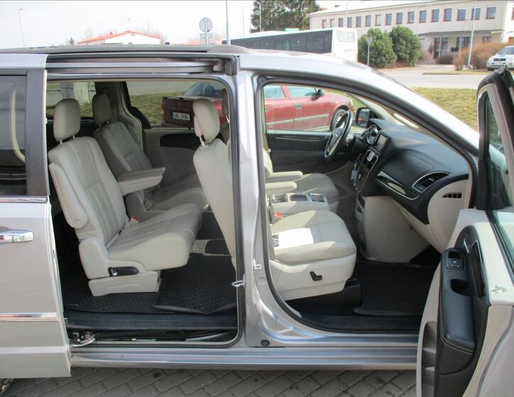 Chrysler Town & Country 12