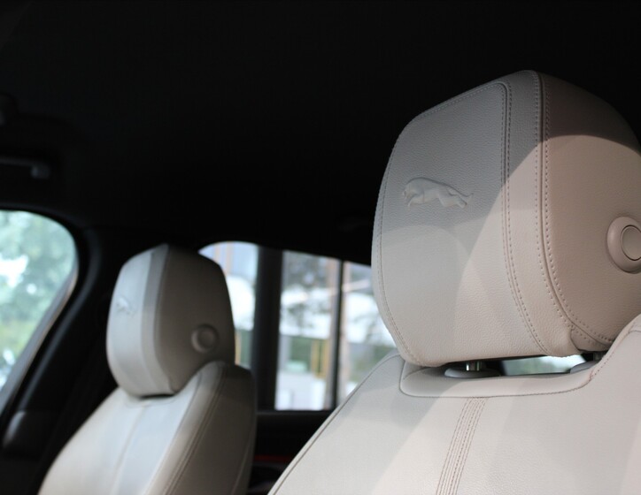 Jaguar F-Pace 10