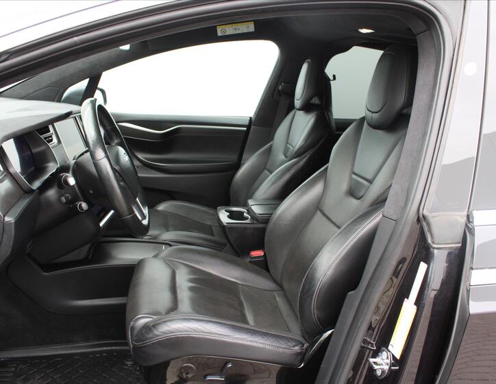 Tesla Model X 14