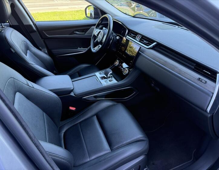 Jaguar F-Pace 24