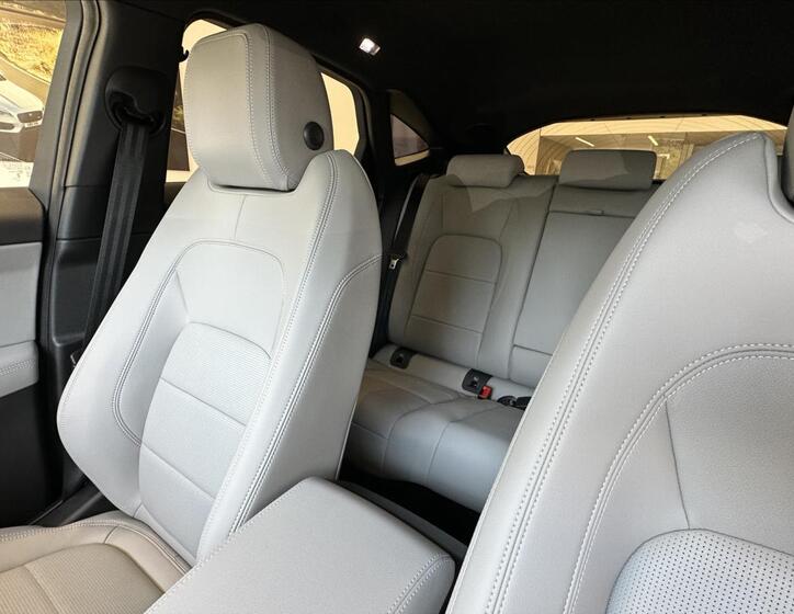 Jaguar E-Pace 8
