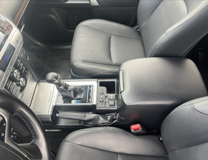 Toyota Land Cruiser 37