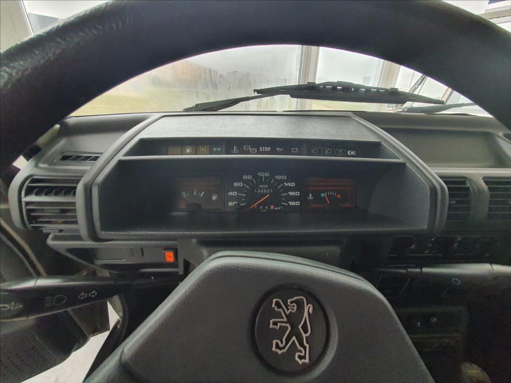 Peugeot 305