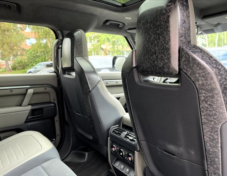 Land Rover Defender 48