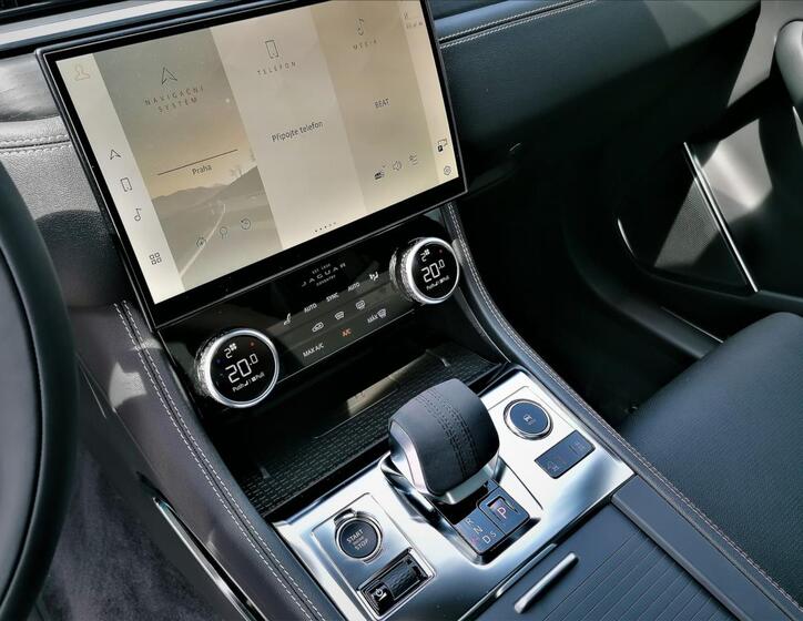 Jaguar F-Pace 22