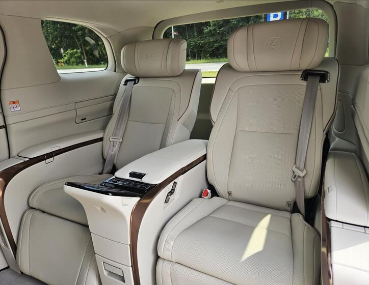 Lexus LM 350h 11