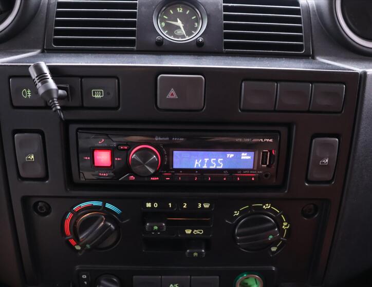Land Rover Defender 22