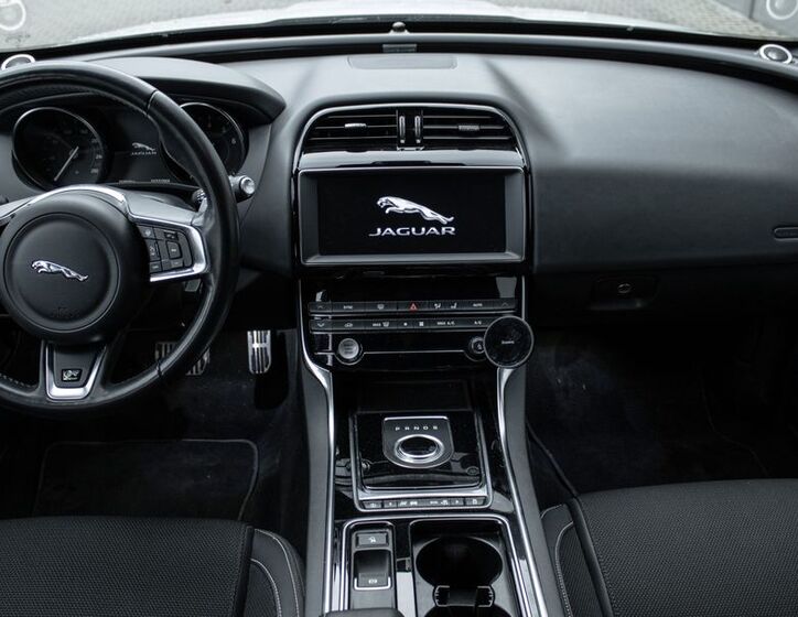 Jaguar XE 11