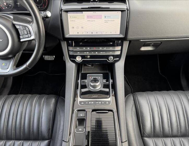 Jaguar F-Pace 16