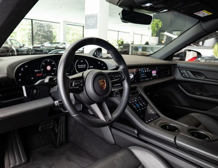 Porsche Taycan 5