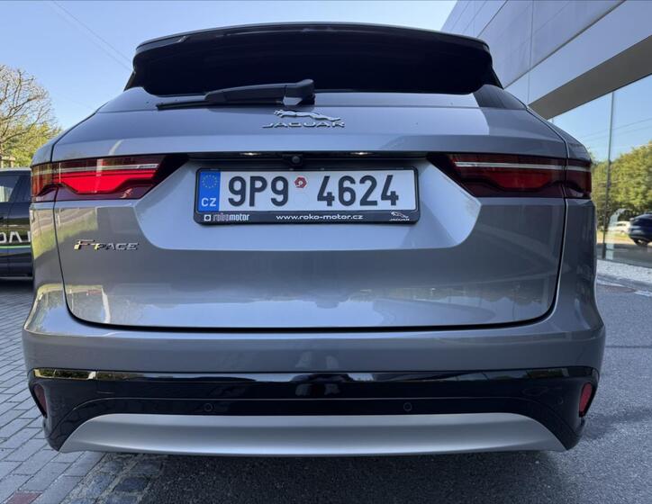 Jaguar F-Pace 9