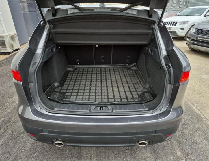 Jaguar F-Pace 11