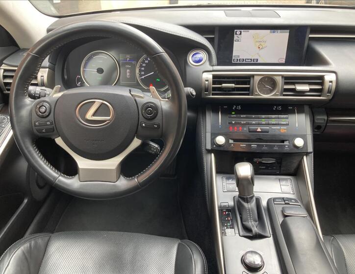 Lexus IS 300h 11