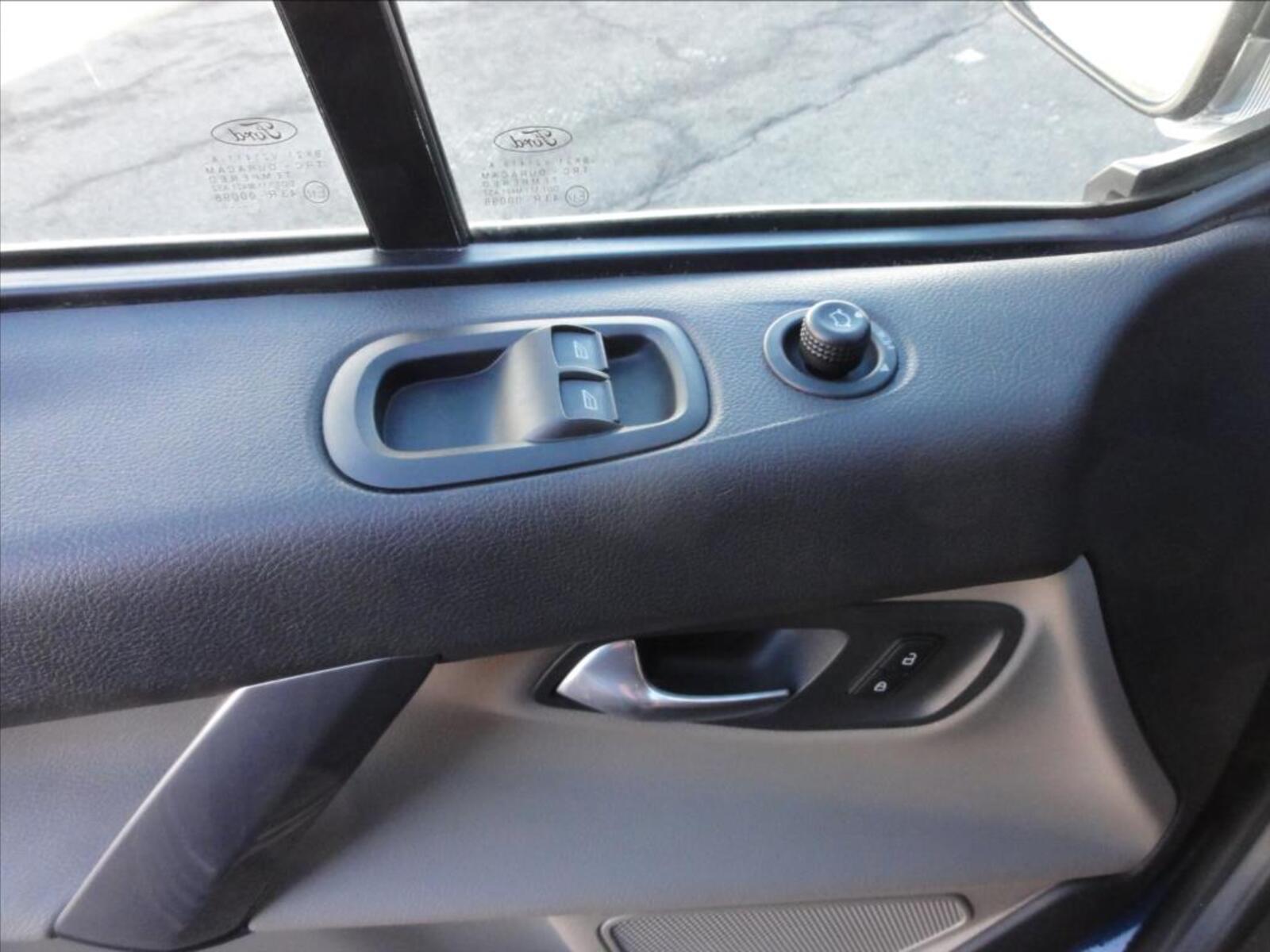 Ford Tourneo Custom 25