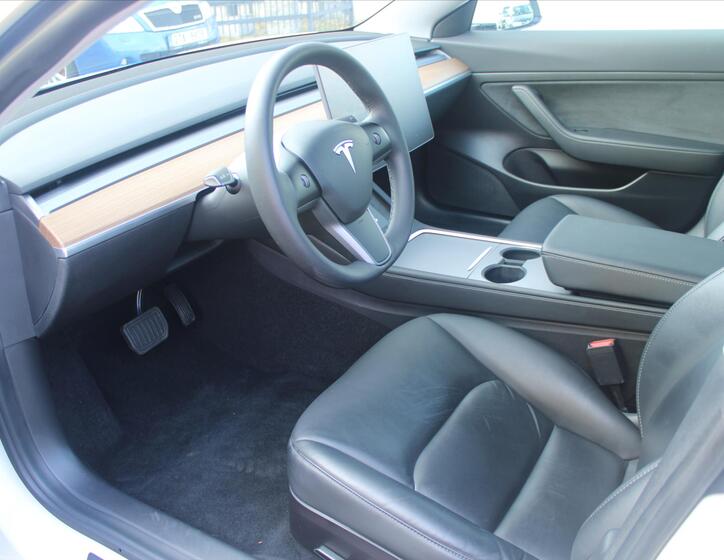 Tesla Model 3 8