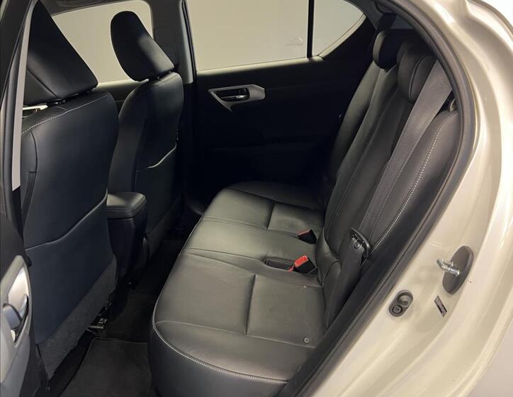 Lexus CT 200h 8