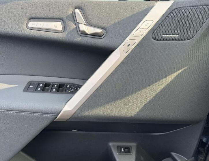 BMW iX 13