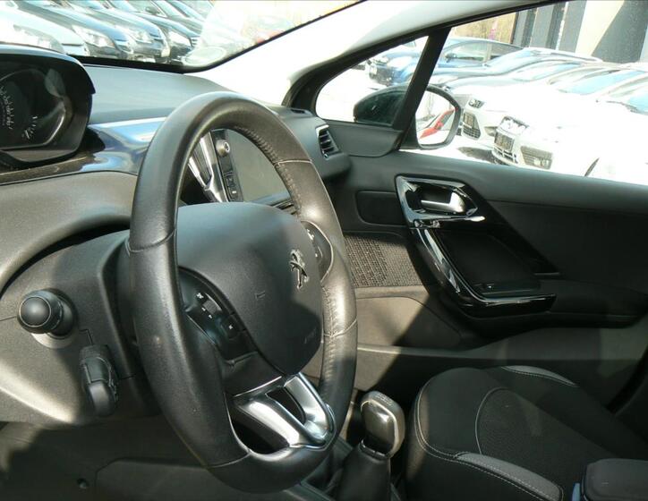 Peugeot 208 10