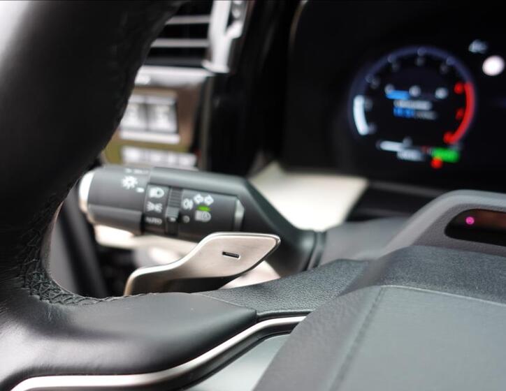 Lexus LM 350h 32