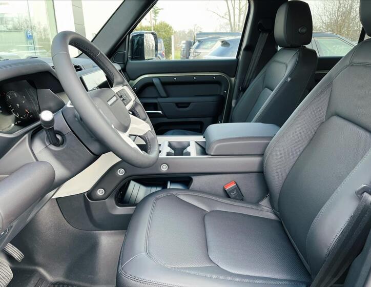 Land Rover Defender 9