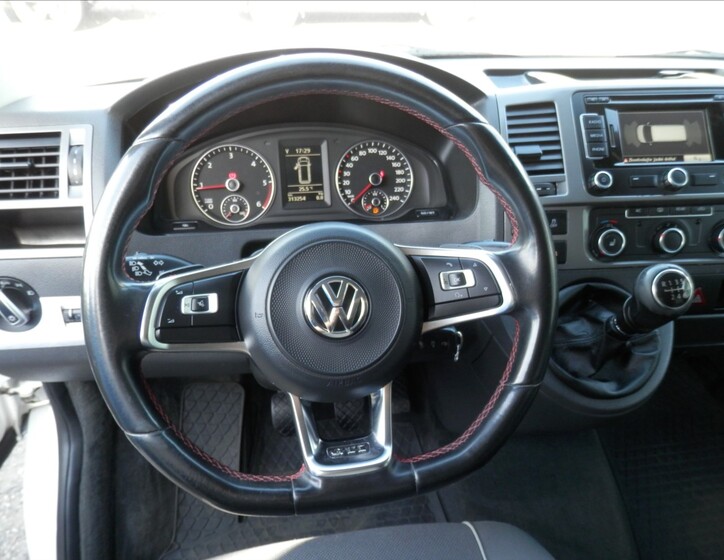 Volkswagen Multivan 10