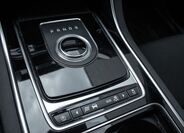Jaguar XE 13