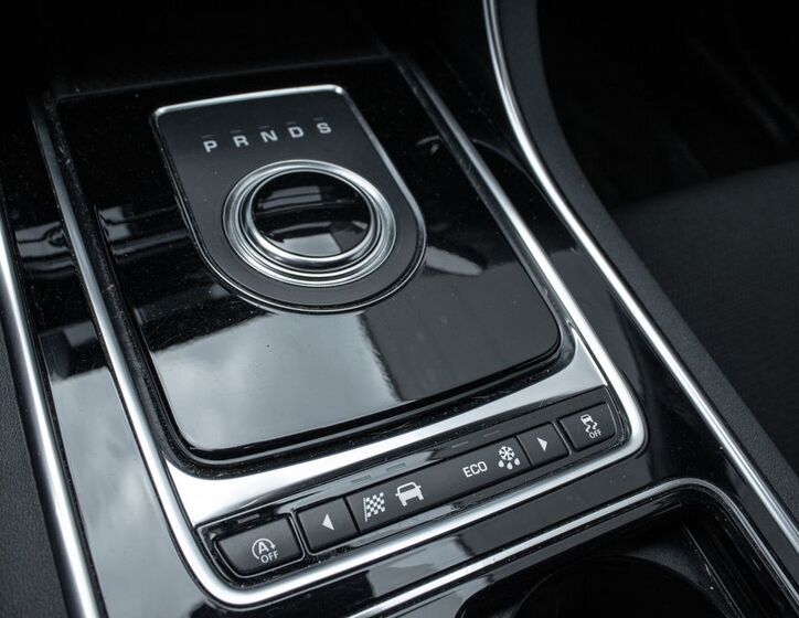 Jaguar XE 13