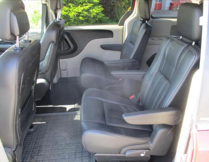 Chrysler Town & Country 9