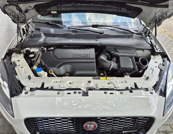 Jaguar E-Pace 31