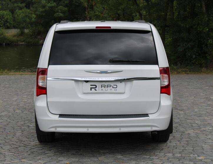 Chrysler Town & Country 5
