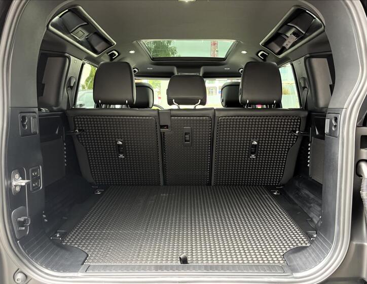 Land Rover Defender 6