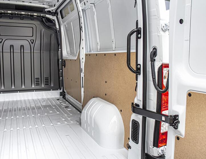 Nissan NV400 22