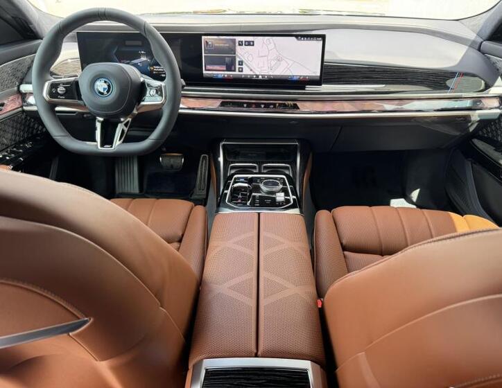 BMW i7 8