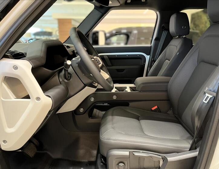 Land Rover Defender 11