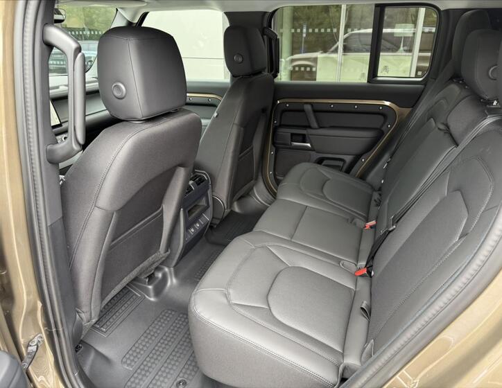 Land Rover Defender 24