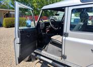 Land Rover Defender 7