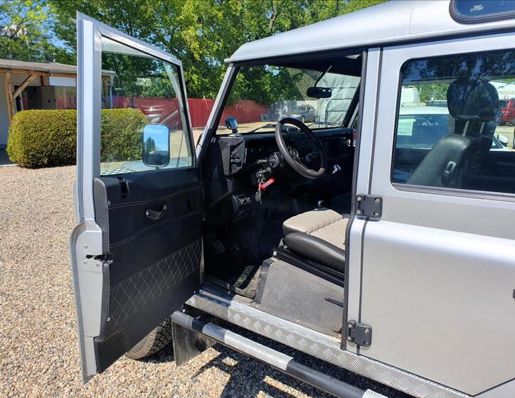 Land Rover Defender 7