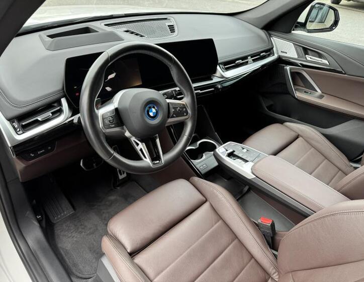 BMW iX1 12