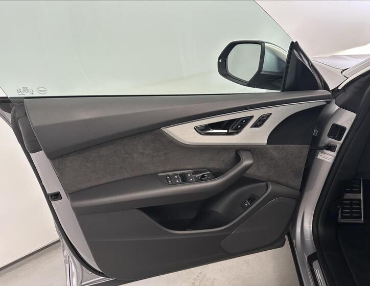 Audi SQ8 25